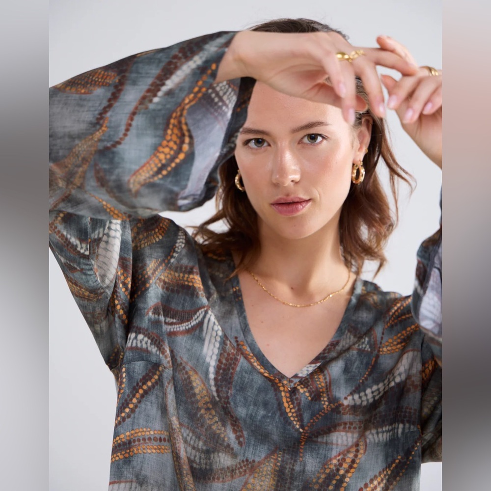2024 Collection - Summum V neck top w/ flared sleeves